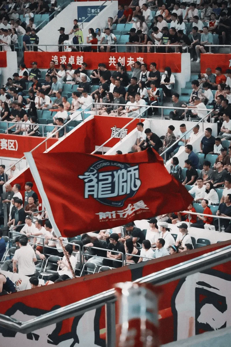 广州队焦伯桥在社交媒体上分享对阵青岛队的比赛照片：勇往直前 无所畏惧